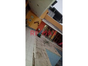 Se vende espectacular casa en esquina ubicada en la Urb. 04 de Enero, a pocos minutos del centro de Piura. Con un terreno de más de 453.68 m², esta pr