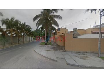 Se vende espectacular casa en esquina ubicada en la Urb. 04 de Enero, a pocos minutos del centro de Piura. Con un terreno de más de 453.68 m², esta pr