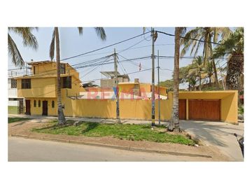 Se vende espectacular casa en esquina ubicada en la Urb. 04 de Enero, a pocos minutos del centro de Piura. Con un terreno de más de 453.68 m², esta pr