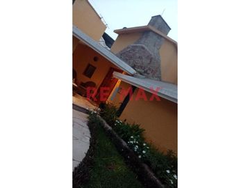 Se vende espectacular casa en esquina ubicada en la Urb. 04 de Enero, a pocos minutos del centro de Piura. Con un terreno de más de 453.68 m², esta pr