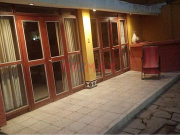 Se vende espectacular casa en esquina ubicada en la Urb. 04 de Enero, a pocos minutos del centro de Piura. Con un terreno de más de 453.68 m², esta pr