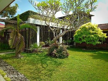 Rumah Luas Sejuk Konsep Jawa Joglo dan Kolam Renang