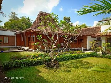 Rumah Luas Sejuk Konsep Jawa Joglo dan Kolam Renang