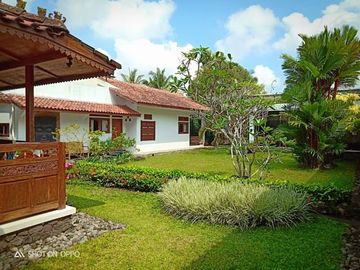 Rumah Luas Sejuk Konsep Jawa Joglo dan Kolam Renang