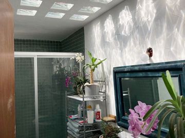 Linda casa rodeada de jardín respira aire limpio y vive en total tranquilidad