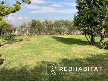 Linda casa rodeada de jardín respira aire limpio y vive en total tranquilidad