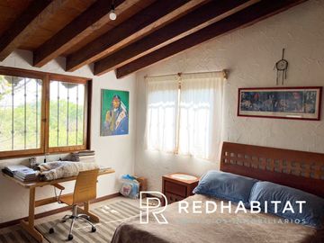 Linda casa rodeada de jardín respira aire limpio y vive en total tranquilidad