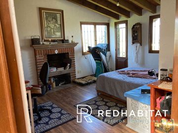 Linda casa rodeada de jardín respira aire limpio y vive en total tranquilidad