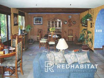 Linda casa rodeada de jardín respira aire limpio y vive en total tranquilidad
