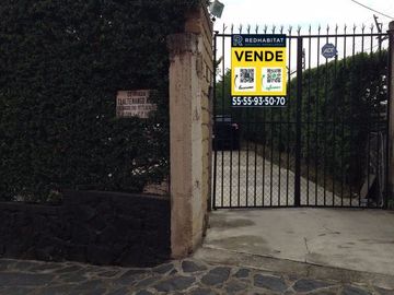 Linda casa rodeada de jardín respira aire limpio y vive en total tranquilidad