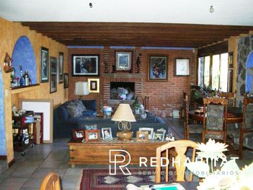 Linda casa rodeada de jardín respira aire limpio y vive en total tranquilidad