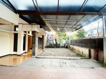 Di Sewakan Rumah Strategis 4 Kamar Cocok Untuk Kantor di Jl. Turangga Bandung