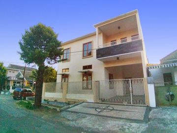 Rumah Hook Baru 2 Lantai Luas 209 di Taman Sulfat Malang