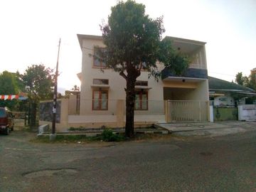 Rumah Hook Baru 2 Lantai Luas 209 di Taman Sulfat Malang