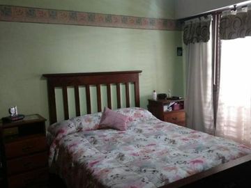 CHALET 5 AMPLIOS AMBIENTES CON EXTENSO PARQUE