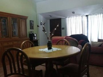 CHALET 5 AMPLIOS AMBIENTES CON EXTENSO PARQUE