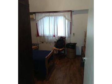 CHALET 5 AMPLIOS AMBIENTES CON EXTENSO PARQUE
