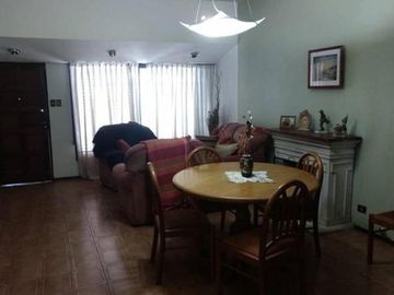CHALET 5 AMPLIOS AMBIENTES CON EXTENSO PARQUE