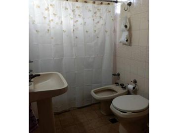 CHALET 5 AMPLIOS AMBIENTES CON EXTENSO PARQUE