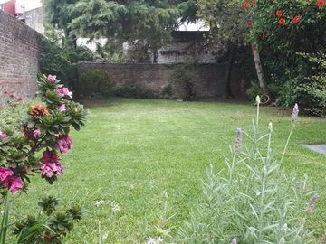 CHALET 5 AMPLIOS AMBIENTES CON EXTENSO PARQUE