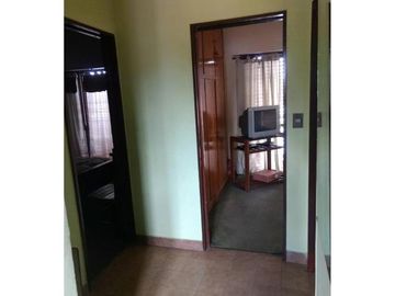 CHALET 5 AMPLIOS AMBIENTES CON EXTENSO PARQUE