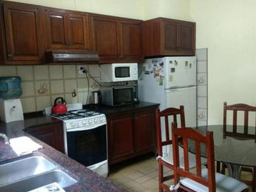CHALET 5 AMPLIOS AMBIENTES CON EXTENSO PARQUE