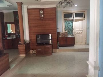 DIJUAL SEGERA RUMAH 2 SETENGAH LANTAI HOEK LOKASI STRATEGIS DI KEBOB JERUK.