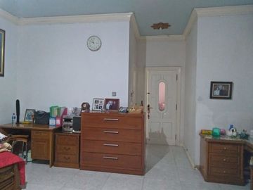 DIJUAL SEGERA RUMAH 2 SETENGAH LANTAI HOEK LOKASI STRATEGIS DI KEBOB JERUK.