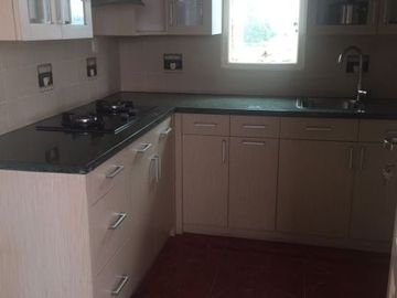 DIJUAL SEGERA RUMAH 2 SETENGAH LANTAI HOEK LOKASI STRATEGIS DI KEBOB JERUK.