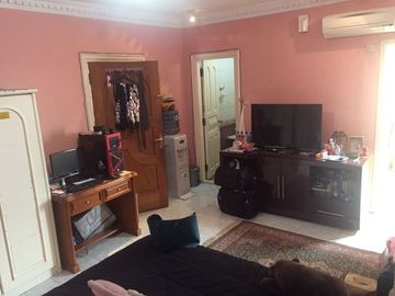 DIJUAL SEGERA RUMAH 2 SETENGAH LANTAI HOEK LOKASI STRATEGIS DI KEBOB JERUK.