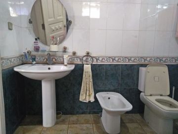 DIJUAL SEGERA RUMAH 2 SETENGAH LANTAI HOEK LOKASI STRATEGIS DI KEBOB JERUK.