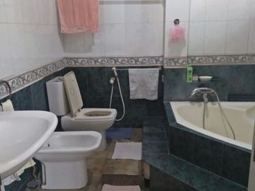 DIJUAL SEGERA RUMAH 2 SETENGAH LANTAI HOEK LOKASI STRATEGIS DI KEBOB JERUK.