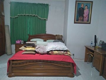 DIJUAL SEGERA RUMAH 2 SETENGAH LANTAI HOEK LOKASI STRATEGIS DI KEBOB JERUK.