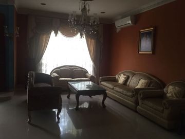 DIJUAL SEGERA RUMAH 2 SETENGAH LANTAI HOEK LOKASI STRATEGIS DI KEBOB JERUK.