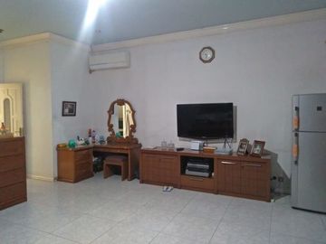 DIJUAL SEGERA RUMAH 2 SETENGAH LANTAI HOEK LOKASI STRATEGIS DI KEBOB JERUK.