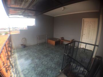 DIJUAL SEGERA RUMAH 2 SETENGAH LANTAI HOEK LOKASI STRATEGIS DI KEBOB JERUK.