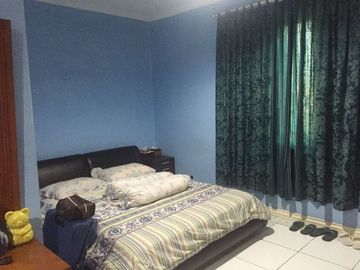 DIJUAL SEGERA RUMAH 2 SETENGAH LANTAI HOEK LOKASI STRATEGIS DI KEBOB JERUK.