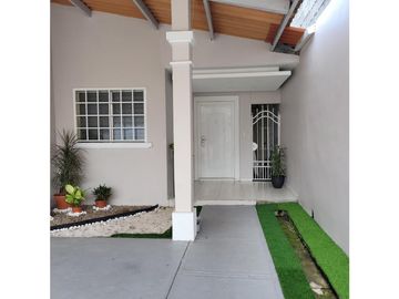 SE VENDE CASA EN ALTOS PRADERAS DE SAN ANTONIO 300 M2