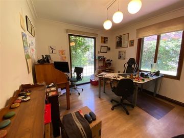 Venta Casa Las Condes, 4 Dormitorios, amplio Jardín.