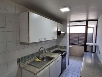 2 AMPLIOS DORMITORIOS, COCINA CERRADA, ESTACIONAMIENTO.