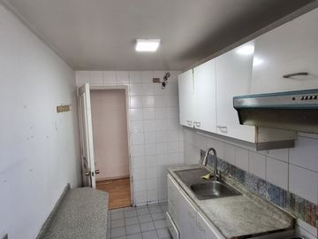 2 AMPLIOS DORMITORIOS, COCINA CERRADA, ESTACIONAMIENTO.