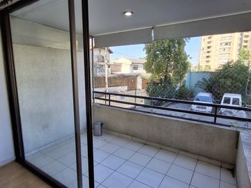 2 AMPLIOS DORMITORIOS, COCINA CERRADA, ESTACIONAMIENTO.