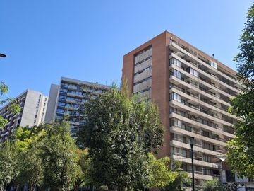 2 AMPLIOS DORMITORIOS, COCINA CERRADA, ESTACIONAMIENTO.