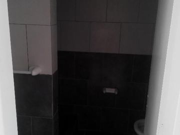 MONOAMBIENTE CON PATIO EN PLANTA BAJA , COMPLEJO CON PISCINA . TACUARI 255 TIGRE. NO PAGA EXPENSAS , NI ABL