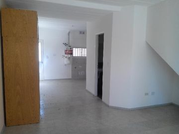 MONOAMBIENTE CON PATIO EN PLANTA BAJA , COMPLEJO CON PISCINA . TACUARI 255 TIGRE. NO PAGA EXPENSAS , NI ABL