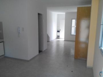 MONOAMBIENTE CON PATIO EN PLANTA BAJA , COMPLEJO CON PISCINA . TACUARI 255 TIGRE. NO PAGA EXPENSAS , NI ABL