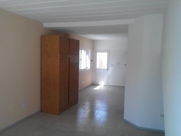 MONOAMBIENTE CON PATIO EN PLANTA BAJA , COMPLEJO CON PISCINA . TACUARI 255 TIGRE. NO PAGA EXPENSAS , NI ABL