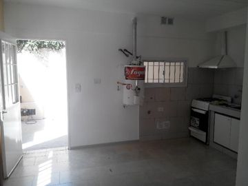 MONOAMBIENTE CON PATIO EN PLANTA BAJA , COMPLEJO CON PISCINA . TACUARI 255 TIGRE. NO PAGA EXPENSAS , NI ABL