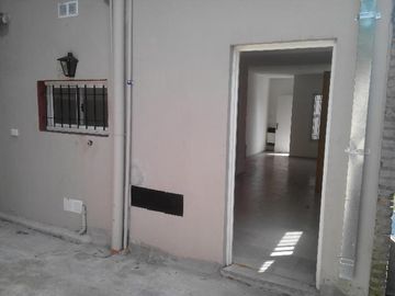 MONOAMBIENTE CON PATIO EN PLANTA BAJA , COMPLEJO CON PISCINA . TACUARI 255 TIGRE. NO PAGA EXPENSAS , NI ABL