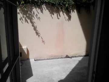 MONOAMBIENTE CON PATIO EN PLANTA BAJA , COMPLEJO CON PISCINA . TACUARI 255 TIGRE. NO PAGA EXPENSAS , NI ABL